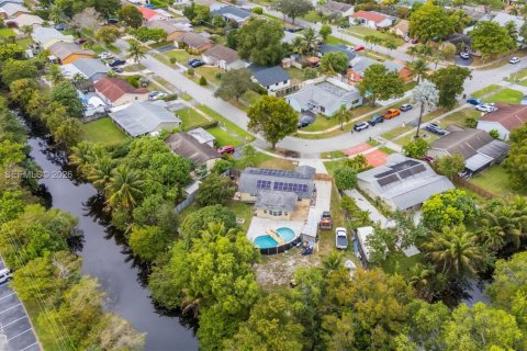 House in Pembroke Pines, Florida 4 bedrooms, 133.69 sq.m. № 2001031 - photo 20
