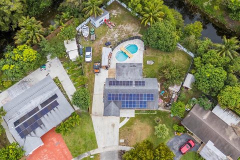 House in Pembroke Pines, Florida 4 bedrooms, 133.69 sq.m. № 2001031 - photo 19