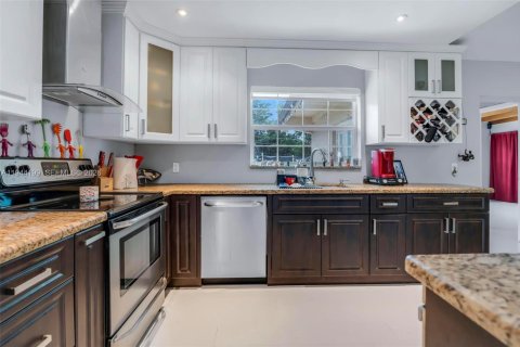 House in Pembroke Pines, Florida 4 bedrooms, 133.69 sq.m. № 2001031 - photo 9