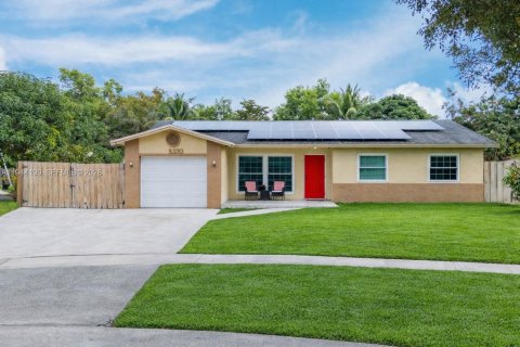 House in Pembroke Pines, Florida 4 bedrooms, 133.69 sq.m. № 2001031