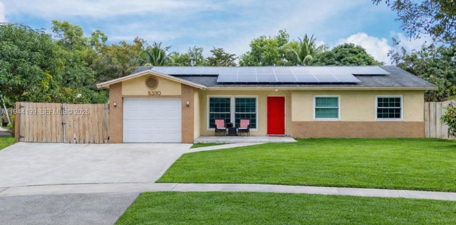 House in Pembroke Pines, Florida 4 bedrooms, 133.69 sq.m. № 2001031