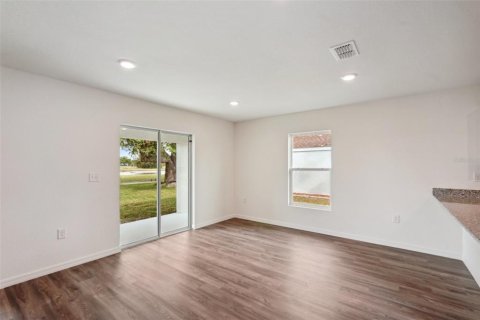 House in Weeki Wachee, Florida 4 bedrooms, 212.37 sq.m. № 2207358 - photo 10