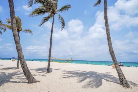 Immobilier commercial à vendre à Hollywood, Floride: 137.59 m2 № 1175379 - photo 1