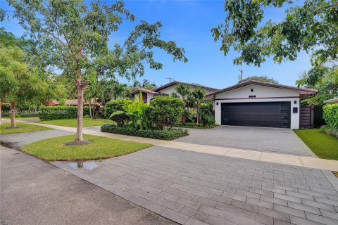 Villa ou maison à vendre à North Miami Beach, Floride: 5 chambres, 228.73 m2 № 1968196 - photo 1