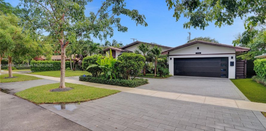 Villa ou maison à North Miami Beach, Floride 5 chambres, 228.73 m2 № 1968196