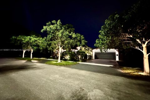 Villa ou maison à vendre à North Miami Beach, Floride: 5 chambres, 228.73 m2 № 1968196 - photo 2