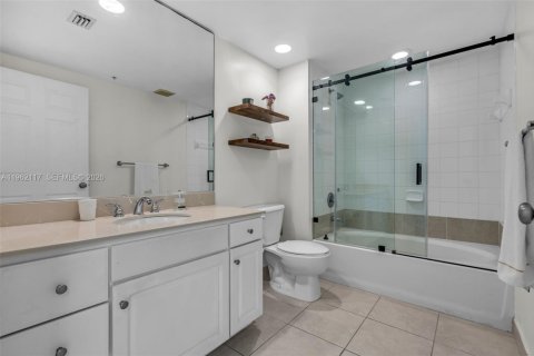 Condo in Miami, Florida, 2 bedrooms  № 2025253 - photo 24