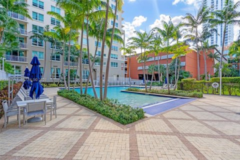 Condo in Miami, Florida, 2 bedrooms  № 2025253 - photo 27
