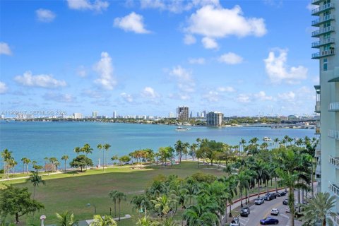 Condo in Miami, Florida, 2 bedrooms  № 2025253 - photo 2