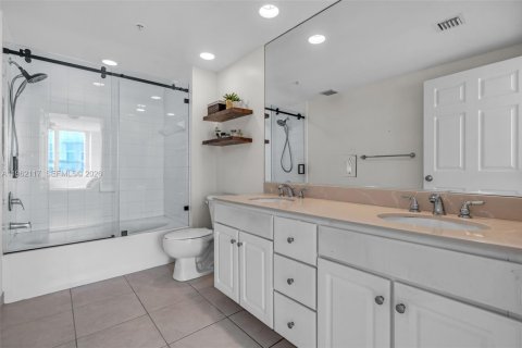 Condo in Miami, Florida, 2 bedrooms  № 2025253 - photo 20