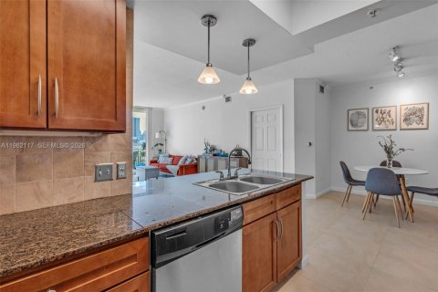Condo in Miami, Florida, 2 bedrooms  № 2025253 - photo 12