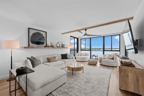 Condo in Saint Petersburg, Florida, 2 bedrooms № 2233678 - photo 5