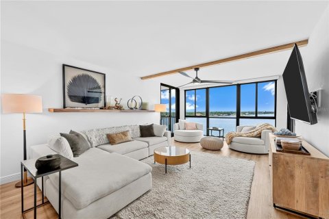 Condo in Saint Petersburg, Florida, 2 bedrooms № 2233678 - photo 10
