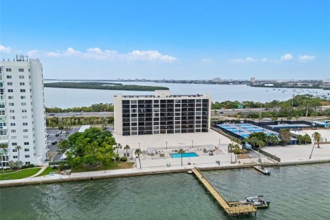 Condo in Saint Petersburg, Florida, 2 bedrooms № 2233678 - photo 2