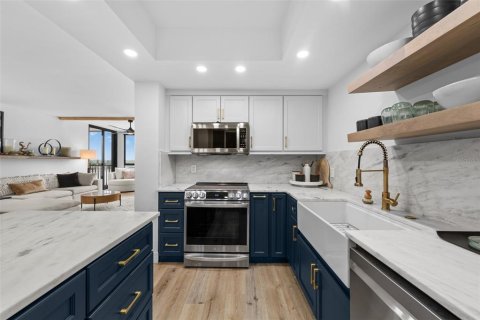 Condo in Saint Petersburg, Florida, 2 bedrooms № 2233678 - photo 16