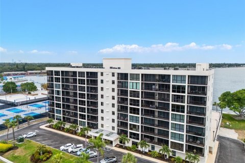 Condominio en Saint Petersburg, Florida, 2 dormitorios № 2233678
