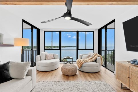 Condo in Saint Petersburg, Florida, 2 bedrooms № 2233678 - photo 7