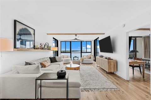 Condo in Saint Petersburg, Florida, 2 bedrooms № 2233678 - photo 9