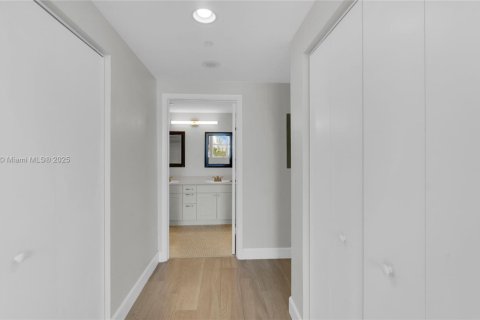 Condo in Miami, Florida, 1 bedroom  № 1944422 - photo 18