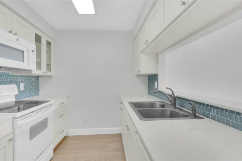 Condo in Miami, Florida, 1 bedroom  № 1944422 - photo 19