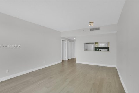 Condo in Miami, Florida, 1 bedroom  № 1944422 - photo 25