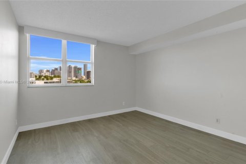 Condo in Miami, Florida, 1 bedroom  № 1944422 - photo 10