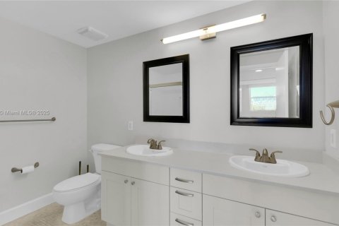 Condo in Miami, Florida, 1 bedroom  № 1944422 - photo 14