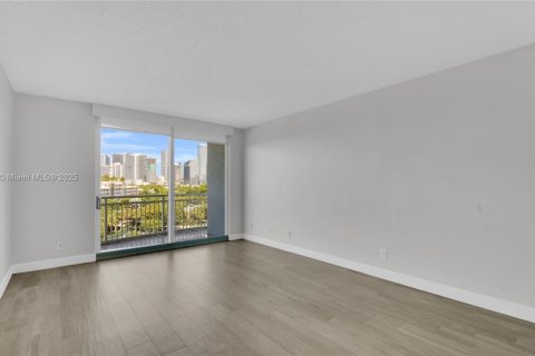 Condo in Miami, Florida, 1 bedroom  № 1944422 - photo 22
