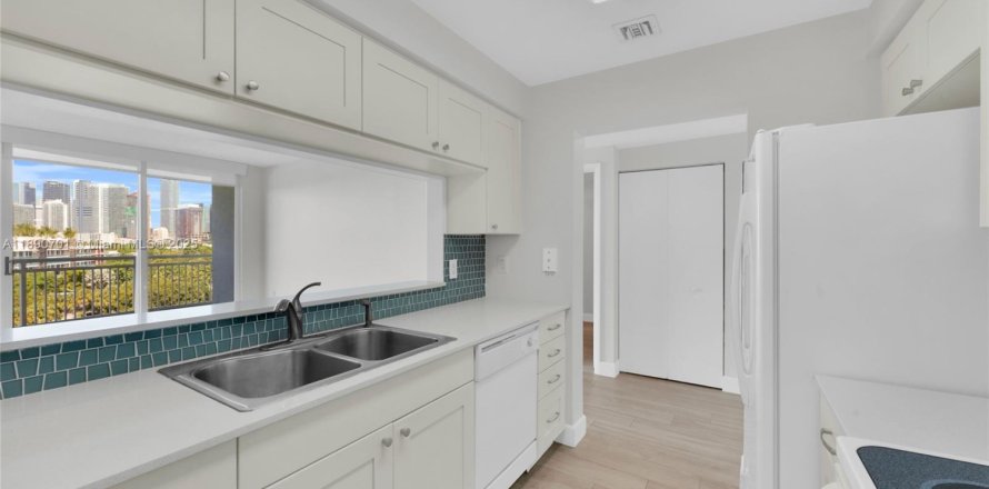 Condo in Miami, Florida, 1 bedroom  № 1944422