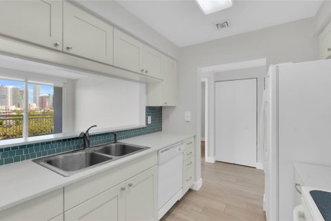 Condo in Miami, Florida, 1 bedroom  № 1944422 - photo 23