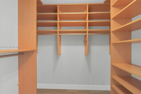 Condo in Miami, Florida, 1 bedroom  № 1944422 - photo 11