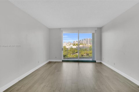 Condo in Miami, Florida, 1 bedroom  № 1944422 - photo 26