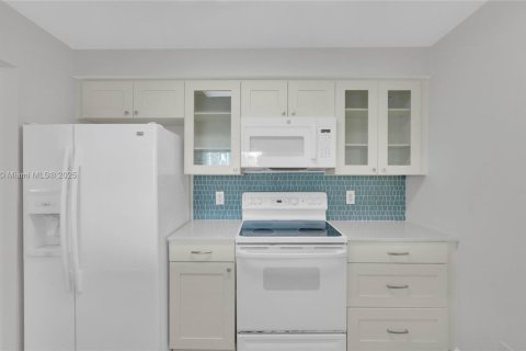 Condo in Miami, Florida, 1 bedroom  № 1944422 - photo 4