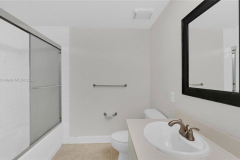 Condo in Miami, Florida, 1 bedroom  № 1944422 - photo 15