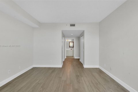 Condo in Miami, Florida, 1 bedroom  № 1944422 - photo 24