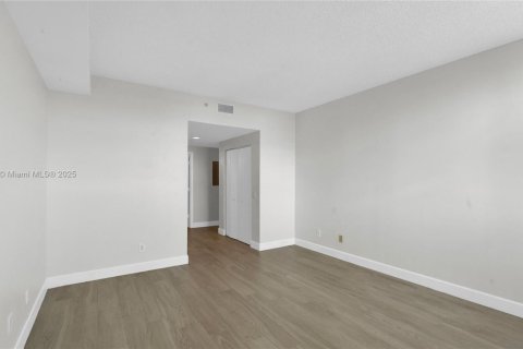 Condo in Miami, Florida, 1 bedroom  № 1944422 - photo 16