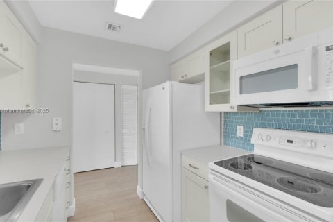 Condo in Miami, Florida, 1 bedroom  № 1944422 - photo 8