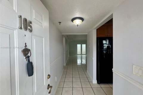 Copropriété à louer à Hialeah Gardens, Floride: 2 chambres, 106.84 m2 № 2292135 - photo 4