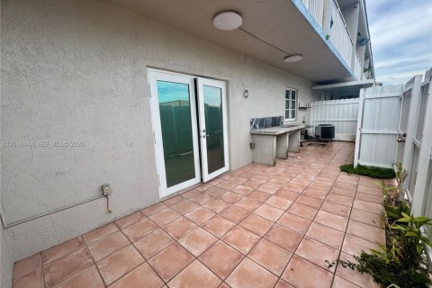 Copropriété à louer à Hialeah Gardens, Floride: 2 chambres, 106.84 m2 № 2292135 - photo 18