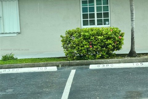 Copropriété à louer à Hialeah Gardens, Floride: 2 chambres, 106.84 m2 № 2292135 - photo 2