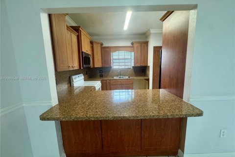 Copropriété à louer à Hialeah Gardens, Floride: 2 chambres, 106.84 m2 № 2292135 - photo 15