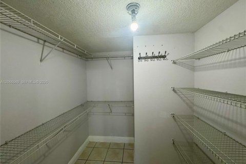 Copropriété à louer à Hialeah Gardens, Floride: 2 chambres, 106.84 m2 № 2292135 - photo 14