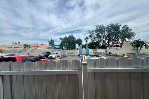 Copropriété à louer à Hialeah Gardens, Floride: 2 chambres, 106.84 m2 № 2292135 - photo 20