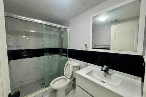 Copropriété à louer à Hialeah Gardens, Floride: 2 chambres, 106.84 m2 № 2292135 - photo 11