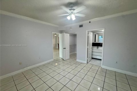 Copropriété à louer à Hialeah Gardens, Floride: 2 chambres, 106.84 m2 № 2292135 - photo 17