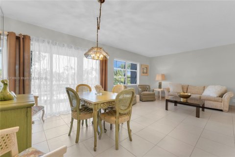 Condominio en venta en Hallandale Beach, Florida, 1 dormitorio, 78.97 m2 № 1861108 - foto 2