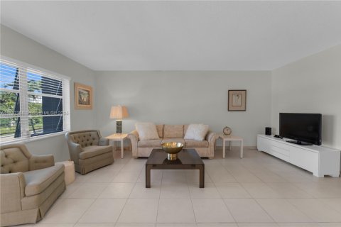 Condominio en venta en Hallandale Beach, Florida, 1 dormitorio, 78.97 m2 № 1861108 - foto 13