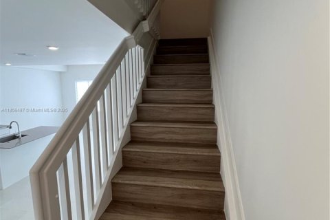 Adosado en venta en Miami, Florida, 3 dormitorios № 2022742 - foto 10
