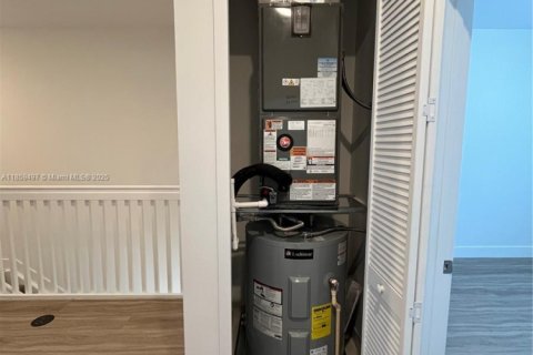 Adosado en venta en Miami, Florida, 3 dormitorios № 2022742 - foto 19