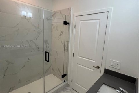 Adosado en venta en Miami, Florida, 3 dormitorios № 2022742 - foto 16